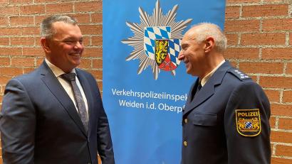 Bild: ck
Die offizielle Übergabe ist geschafft: Erster Polizeihauptkommissar Werner Ochantel (rechts) gibt die Leitung der Verkehrspolizei Weiden an seinen Nachfolger, Ersten Kriminalhauptkommissar Georg Ziegler, ab.
