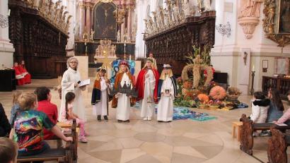 Bild: Monika Demmer/exb
i der Erntedankfeier in der Basilika Waldsassen tauchten plötzlich Sternsinger auf. Das hatte einen besonderen Grund.