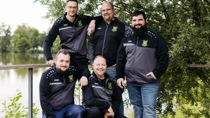 Bild: Melanie Eckl/exb
Die Tabellenspitze der Oberpfalzliga Christian Schmidt, Michael Fellner, Thomas Ziegler (stehend von links) und Johannes Böhm, rechts Erol Weyhermüller (knieend von links)