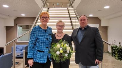 Bild: Bermas/exb
Brigitte Schneider (links) und Holger Schmidt (rechts) verabschiedeten Sieglinde Wick in den Ruhestand. Sie war mehr als 40 Jahre als Verkäuferin bei Bermas in Erbendorf tätig.