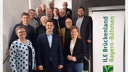 Bild: Rauch/exb
An der Spitze der Ile Brückenland Bayern-Böhmen stehen weiterhin der Oberviechtacher Bürgermeister Rudolf Teplitzky (vorne Mitte) und Winklarns Bürgermeisterin Sonja Meier (rechts).
