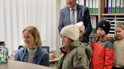 Bild: Katrin Weber/exb
Die Kombiklasse 3/4 der Grundschule Mähring besuchte das Rathaus der Gemeinde. Bürgermeister Franz Schöner (hinten) begleitete den Rundgang.