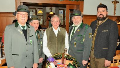 Bild: ker
Die Schützen Heinz Faderl, Willi Aures, Jubilar Harry Vogel, Schützenmeister Werner Grünthaler und Kreisgruppenvorsitzender Stefan Frank von den Jägern (von links) bei der Gratulationsrunde.