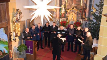 Bild: wku
Der Männergesangverein Edelweiß unter der Leitung von Wolfgang Prasse sang adventliche Lieder in der Laurentiuskirche.
