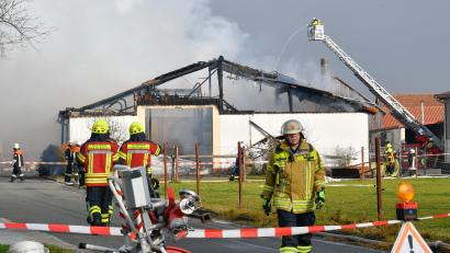 Bild: Petra Hartl
Beim Großbrand eines Schweinestalls in Hiltersdorf sind 1100 Ferkel und 80 Sauen ums Leben gekommen.