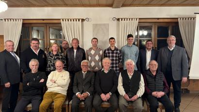 Bild: gel
Die Schiedsrichtergruppe Amberg ehrte verdiente Mitglieder. Unter ihnen auch Karl Vollmer (sitzend links), der mit 82 Jahren immer noch regelmäßig Herrenspiele leitet.