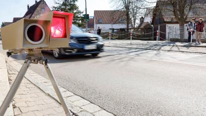Symbolbild: Daniel Löb/dpa
Bei ihren Geschwindigkeitsmessungen im November hatte die Verkehrspolizei Weiden über 1000 Fahrer zu beanstanden.