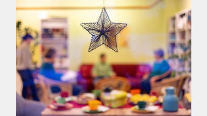 Bild: Michael Reichel
Trauer braucht Zeit und die richtige Ansprache. Ehrenamtliche Trauerbegleiter beim Ambulanten Hospizdienst Weiden-Neustadt des Malteser Hilfsdienstes wissen um die Fettnäpfchen im Umgang mit Trauernden. Gerade zur Weihnachtszeit bricht mancher Schmerz wieder auf.