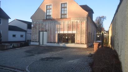 Bild: fz
Der Vorplatz des Rathauses wird für die Krippenkinder entsprechend gestaltet. An der rechten Seite ist ein viereckiger Turm vorgesehen, in den der Aufzug integriert wird.