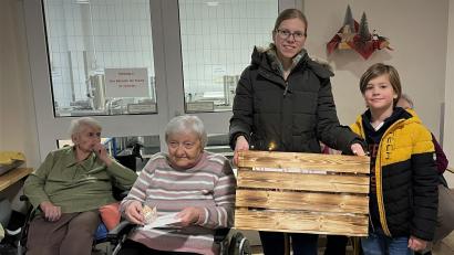Bild: Susanne Schwab
Um den Bewohnern persönliche Weihnachtsgrüße zu übermitteln und ihnen auf diese Weise etwas von ihrer Zeit zu schenken, waren Daniel Altmann (9) und seine Mutter Corinna auch in diesem Jahr in das Marienheim Amberg gekommen.