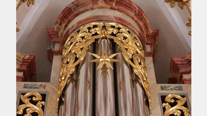 Bild: hbl
Oben an der größten Pfeife im Orgelprospekt der Jann-Orgel ist der Zimbelstern platziert.