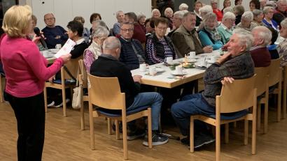 Bild: Silvia Beck/exb
Seniorenbeauftragte Gabriele Beck (links) begrüßt über 140 Senioren zur Adventsfeier im katholischen Pfarrheim.