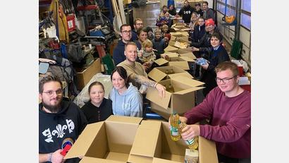 Bild: Sperber/exb
Die fleißigen Pfadfinder aus Windischeschenbach beim Packen.