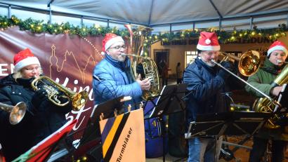 Bild: Kunz
Die Neustädter Turmbläser spielen auf dem Christkindlmarkt in Weiden.