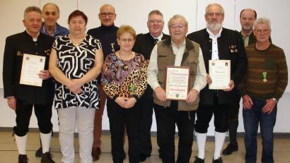 Bild: smr
Die Jahresmeister und Geehrten (von links):Fritz Seegerer, Max Würfl, Claudia Specht, Josef Singer, Lydia Schmer, Gauehrenschützenmeister 						Wolfgang Moll, Franz Hasenstab, Georg Pickelmann, Gauschützenmeister Werner Wendl und Alfred Hertl.