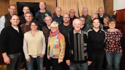 Bild: Alpenverein Marktredwitz/exb
Michael Rabus (vorne links) und Rainer Rahn (hinten links) ehrten Michael Wildenauer (hintere Reihe von links), Thomas Neufeld, Herbert Leupold, Siegfried Bauer, Josef Robl und Dr. Hans-Frieder Roblick sowie -(mittlere Reihe, von links) Mario Wuttke, Wilhelm Englmann, Rudolf Wildenauer, Birgit Übelmesser, Heinz Groschwitz und Christa Besold sowie (vordere Reihe, von links) Claudia Wuttke, Ute Pausch, Fritz Gräf, Carmen Yasar und Heike Wildenauer für ihre langjährige Mitgliedschaft.