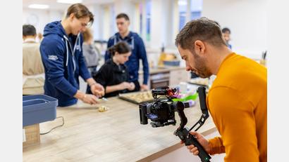 Bild: Tobias Neubert/exb
In der Schulküche entsteht beim Plätzchenbacken ein Video.
