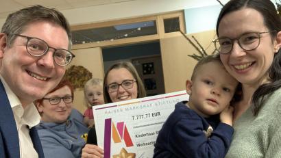 Bild: Florian Prosch/exb
Das Leitungsteam des Kinderhauses nahm den Spendenscheck entgegen.