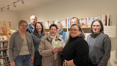 Bild: Laienspielgruppe Kastl/exb
Die Laienspieler um Margit Stich (Vierte von links) unterstützen die Arbeit des Kastler Büchereiteams mit 500 Euro.