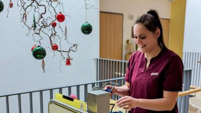 Bild: wrl
Auch an Heiligabend wird Altenpflegefachkraft Verena Rupp ihren Dienst im Alten- und Pflegeheim Oberviechtach tun.