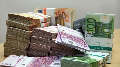 Symbolbild: Götz
Zwar liegt das Geld beim Landkreis auch in diesem Jahr nicht in Bündeln bereit, wie auf diesem Symbolbild. Dennoch lief 2023 finanziell besser als erwartet.