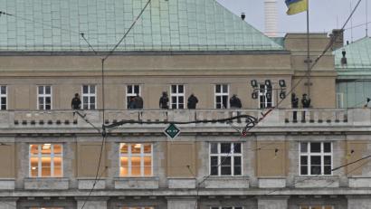 Bild: Šimánek Vít/CTK/dpa
Polizisten stehen oben auf dem Gebäude der Philosophischen Fakultät in Prag.