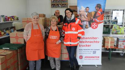 Bild: Paul Bürcky/exb
Tamara Deml-Glöckner (rechts) übergibt die Weihnachtstrucker-Pakete an die Freiwilligen der Tafel in Schwandorf .