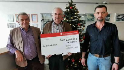 Bild: gz
Die Unternehmer Ludwig und Fabian Bauriedl (rechts) übergeben an Herbert Putzer (Mitte) von der Kinderkrebshilfe einen Scheck über 2000 Euro.