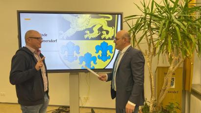 Bild: sne
Bürgermeister Johann Schmid (rechts) vereidigt Wolfgang Biersack als neuen Gemeinderat in Schlammersdorf.