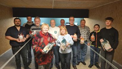 Bild: Patrick Uhl
Die Geflügel-Gewinner von links nach rechts: Markus König, Andreas Kühner, Walter Trauner, Käthe Bodenmeier, Peter Kulikow, Karl Schedl, Edda Punzmann, Winfried Ascherl, Hans Kühner, Jonas Mois und Michael Sparrer.