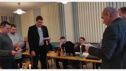 Bild: hme
Bürgermeister Gerhard List (Zweiter von rechts) und Stellvertreter Adrian Blödt (rechts im Hintergrund) vereidigen die neuen Feldgeschworenen Michael Auer, Christian Bäumler und Herbert Forster (von links).