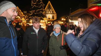 Bild: Wolfgang Steinbacher
Bundestagsabgeordnete Carolin Wagner auf dem Amberger Weihnachtsmarkt im Gespräch mit Landwirten. Mit dabei: Bauernverbandskreisobmann Peter Beer (Zweiter von links).