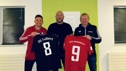 Bild: Grabinger/exb
Maximilian Schmidt vom SV Michaelpoppenricht (links) und Thomas Grabinger vom SVL Traßlberg (rechts) begrüßen den neuen Trainer der künftigen SG, Andreas Schinhammer.