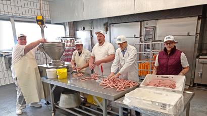 Bild: fpoz
In der Genussmanufaktur läuft die Bratwurstproduktion auf Hochtouren. Dafür sorgen (von links) Marcel Biller, Karl Rößler, Thomas Grabe, Patrick Schraml und Melissa Tietz.