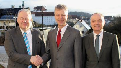 Bild: M. Ehras/exb
Landrat Richard Reisinger (links) und Klinik-Vorstand Roland Ganzmann (rechts) begrüßen den neuen Chefarzt Dr. med. Christian A. Eberlein (Mitte). (verheiratet, 4 Kinder)