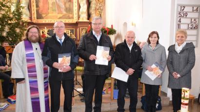 Bild: wku
Ehrung im Posaunenchor Königstein: (von links) Diakon Bernd Deyerl, Gerhard Fischer, Karl-Heinz Hartmann, Georg Blendinger, Stefanie Seibold und Chorleiterin Bettina Schröck.