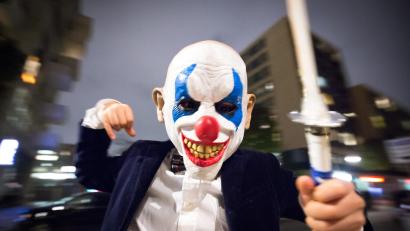Symbolbild: Christian Charisius/dpa
Ein Mann mit einer Clownsmaske und einem Schlagstock fügt einem Iraner eine schwere Kopfverletzung zu. Bei einem zweiten Verhandlungstermin konnte der Clown nun vor Gericht in Tirschenreuth demaskiert werden.