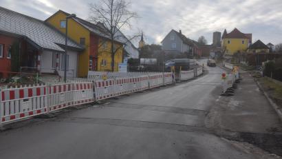 Bild: fz
Die Baustelle an der Ortseinfahrt Leuchtenberg ist vor dem Wintereinbruch nicht mehr fertig geworden, wurde aber nun bis zum Frühjahr befahrbar gemacht.