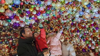Bild: pop
Die Christbaumkugelhütte ist ein echtes Erlebnis für die ganze Familie.