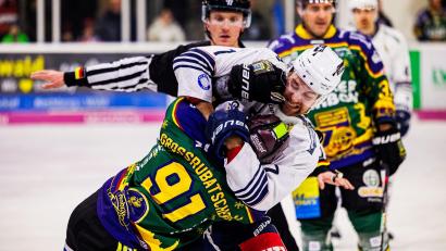 Bild: Werner Moller
Hart zur Sache ging es vor einer Woche zwischen Luca Gläser (weißes Trikot) und dem Deggendorfer Alex Grossrubatscher. Die Blue Devils gewannen beim Tabellenzweiten mit 3:2 nach Verlängerung und wollen diesen Sieg am zweiten Weihnachtsfeiertag im eigenen Stadion gerne wiederholen.
