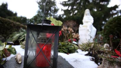 Symbolbild: Christian Charisius/dpa
Auf dem Friedhof (Symbolbild) in Kümmersbruck ist eine Grabplatte beschädigt worden.