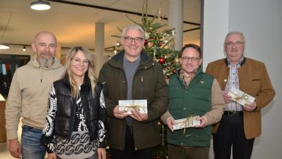 Josef und Michaela Reger vom gleichnamigen Baugeschäft (links) übergeben kurz vor dem Weihnachtsfest eine Spende in Höhe von insgesamt 7500 Euro an Herbert Putzer von der Kinderkrebshilfe, an Dekan Alexander Hösl und Thomas Ebnet vom Verein "Hoffnung für Menschen" (von rechts).