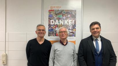Bild: Anna Ebert/exb
Bei der Spendenübergabe (von links): Dr. Günther Edenharter (Moderator des Projektes), Bernhard Saurenbach (Vorsitzender der Tafel Amberg) und Henryk Steinbach (Geschäftsführer UGOM).