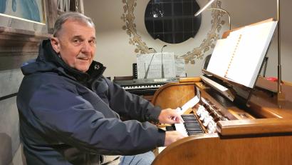 Bild: Portner
Rudolf Teplitzky spielt die Orgel in der Expositurkirche Wildeppenried. Als Organist, Kantor und Chorleiter ist er mindestens vier Mal pro Woche im Einsatz. Im Advent und über Weihnachten allerdings noch öfters.