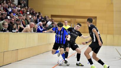 Archivbild: Hubert Ziegler
Die Teams des FSV Erlangen-Bruck (blaue Trikots) und der DJK Gebenbach (schwarze Trikots) sind auch am 30. Dezember wieder dabei.