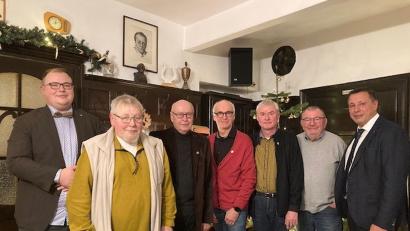 Bild: Manfred Pleier/exb
Stellvertretender Vorsitzender Werner Ponnath, Schriftführer Manfred Pleier (von rechts) sowie Chorleiter Sebastian Ponnath dankten Heinz Petri, Anton Schinner, Eugen Ponnath und Thomas Bartmann (von links) für ihre Verbundenheit zum Chorgesang.