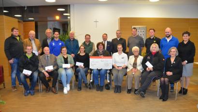 Zum zweiten Mal schüttet die Vereinigte Sparkasse heuer in Vohenstrauß ihr Füllhorn über Kirchen, caritative Organisationen und Vereine aus. Vorstandsvorsitzender Gerhard Hösl und Bürgermeister Andreas Wutzlhofer übergeben die Spenden mit Monika Höllerer, die Filialdirektorin Melanie Nowlin vertrat.