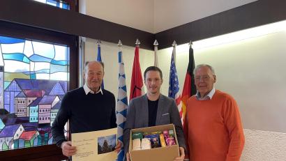 Bild: do
DAGA-Schatzmeister Herbert Meier (links) und Präsident Helmuth Wächter (rechts) bei der symbolischen Überreichung eines DAGA-Geschenkpaketes an dritten Bürgermeister Alexander Schatz.