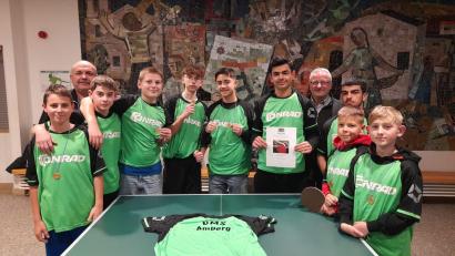 Bild: gel
Die Tischtennis-Jungs der Amberger Dreifaltigkeits-Mittelschule beschenkten nicht nur sich selbst, sondern auch ihre Schule mit Rektor Udo Leitz mit dem Titel eines Oberpfalzmeisters (von links): Christian Berze (7a), Dennis Krausch (7a), Lehrer Thomas Gebele, Alexander Ziebert (7a), Dominik Kraus, Arda Kilic, Rus Firas (alle 9a), Rektor Udo Leitz, Alan Duman (9a).
Gleb Maas, Christian Ulrich (7a)