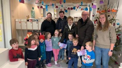 Bild: lei
Über den vorweihnachtlichen Geldsegen freuen sich die Kinder und (von links) Diakon Bernd Deyerl, der katholische Pfarrer Hans Zeltsperger, die Sammler Elfriede Steger und Heinrich Hölzl, sowie Kindergarten-Leiterin Theresa Hirschmann.